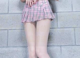 Beautyleg - 分享Betty的户外写真集：找寻一个可以藏身的灌木丛，真是人类智慧的结晶！