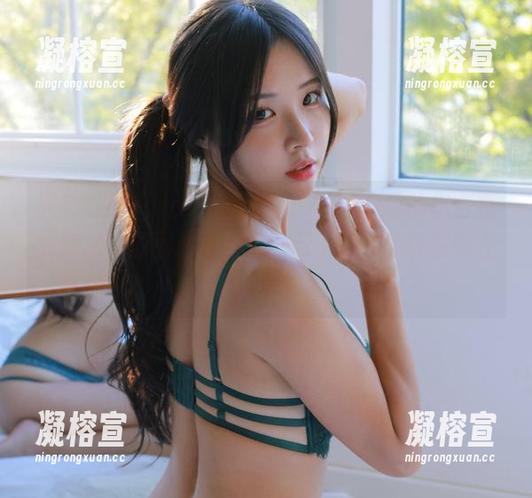 突然觉得，Habin夏彬(하빈)和灰丝的组合真有意思，原图也无圣光，似乎每一根纤维都在闲聊。