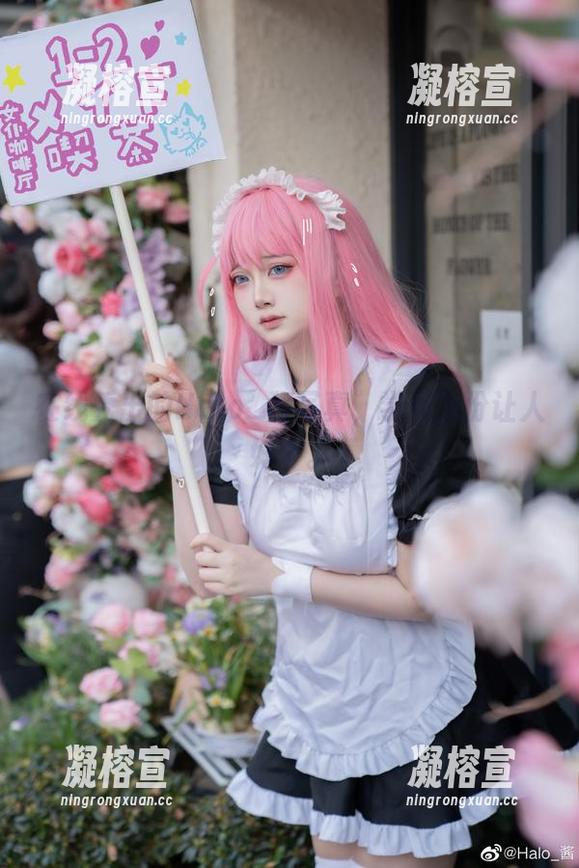 在线秀出的Halo_酱写真，学姐身份让人好奇。