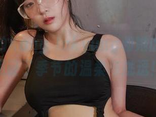 照片中的Kang Inkyung和她的短裙,见证了季节的温柔与挑逗!