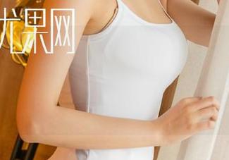 UGirls尤果网 - 当李思宁的裸足遇上相机,脚是主角,影子却悄悄成了小配角,挺有戏的。