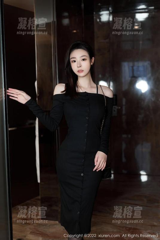 Xiuren秀人网-糯美子mini Xiuren秀人网 - 糯美子mini的粉色衬衫清新又妩媚,黑丝搭配得刚刚好,众人说只有在高清合集里才能体会哦