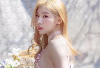 Yebin(전예빈)的网盘和那些秘书作品，总能让我置身于小小的幻想中。