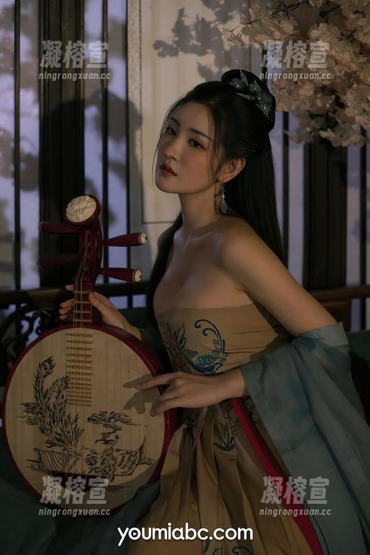 YouMi尤蜜荟 - 看这里！护士装的合法萝莉，原图能否打动壁纸爱好者？