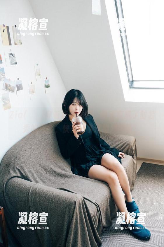 Zia(지아)穿着华丽礼服，图库变成了时装秀的后台，快来分享这绝妙的趴！