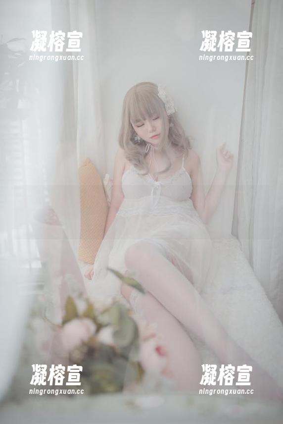 yoko夏宅 yoko夏宅的黑白写真,冰冷的表面下,似乎涌动着些微不安。