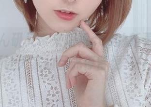 看!けん研又带来短裙cos的新更新,似乎要让大家的目光停留更久一点?