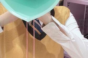 けん研戴上体操服，资源的魔力在隐约中散发。