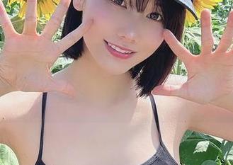 けん研的图包里,PINK和BLUE就像两颗对撞的小星星,碰撞出意外的火花。