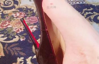 微密圈 - 串起来的味道:丝月神的香槟色高跟在写真中闪闪发光!