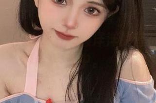 倦倦喵的吉他妹妹:懒洋洋的音符流淌在空气中。