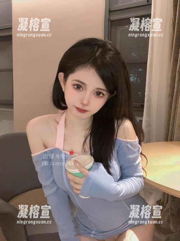 倦倦喵的吉他妹妹：懒洋洋的音符流淌在空气中。