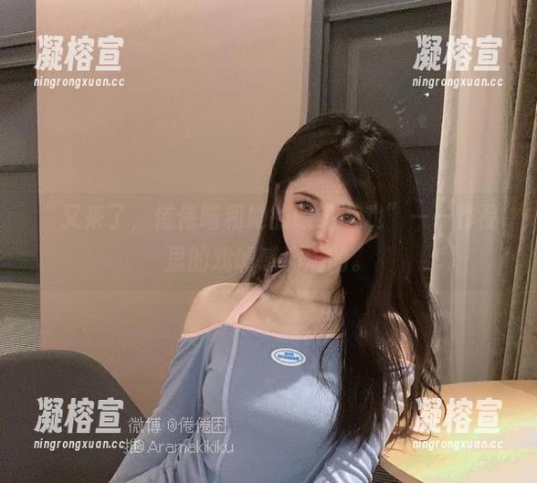 “又来了，倦倦喵和她的眼镜游戏”——作品里的戏谑感满满的。