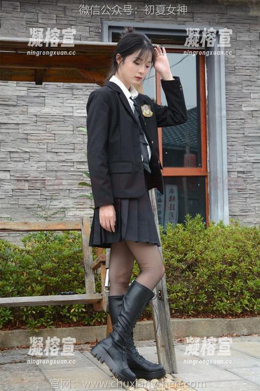 初夏女神 - 优雅与运动的完美震撼，依依的邻家女孩写真合集！