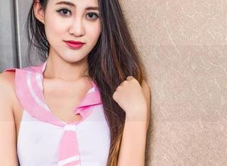头条女神 - 泳池在线:神琦泽步的合集,水面下究竟藏了啥?