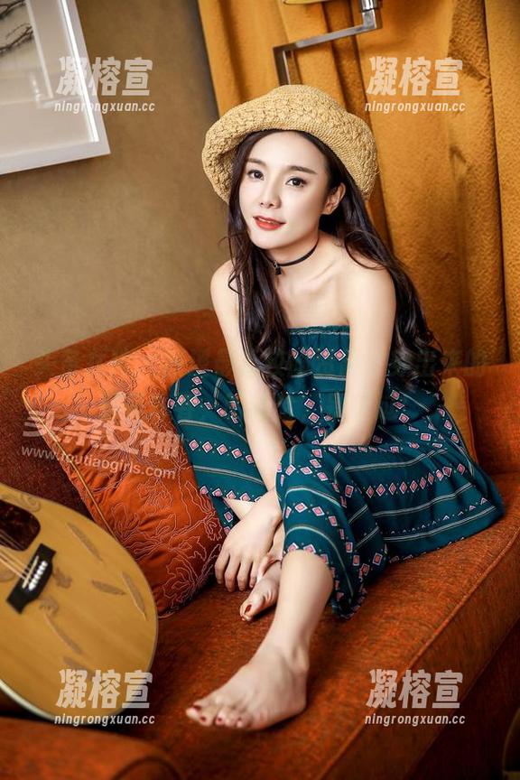 头条女神 - 筱溪最新校服资源，穿出来的都是青春，哈哈哈，别错过！
