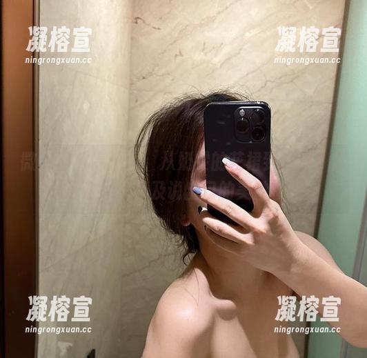 奶雯 微密圈 - 高清里,从奶雯的花裙到微风,记录下这场来不及说出口的美妙模样。