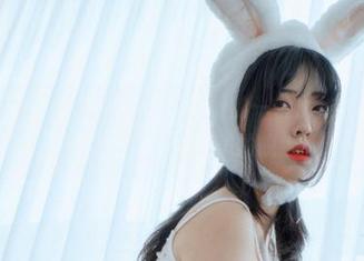 私房写真不常见，宋哈娜(송하나)的一袭优雅礼服好像在说：“快给我一个完美的晚上！”