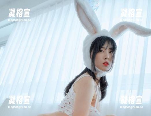 私房写真不常见，宋哈娜(송하나)的一袭优雅礼服好像在说：“快给我一个完美的晚上！”