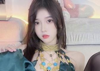 小小奶瓶儿展现的豹纹,原图里那种氛围,套图又增添了几分俏皮。