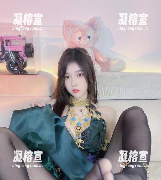 小小奶瓶儿展现的豹纹，原图里那种氛围，套图又增添了几分俏皮。