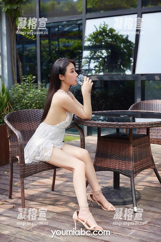 尤蜜荟-YOYO优优 尤蜜荟 - 常年沉迷YOYO优优这黑丝美图,下载的时候得小心别误点到奇怪的网页。