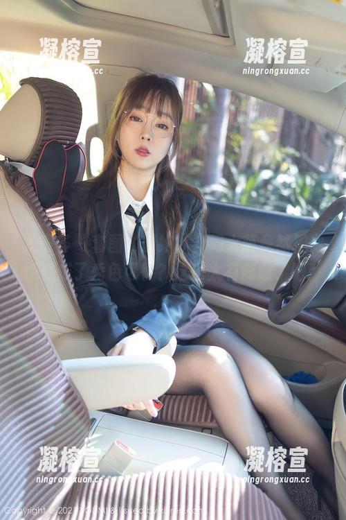 尤蜜荟 - 套图《厨娘》，周大萌竟然把做饭变成了秀色可餐？这也太有创意了吧！
