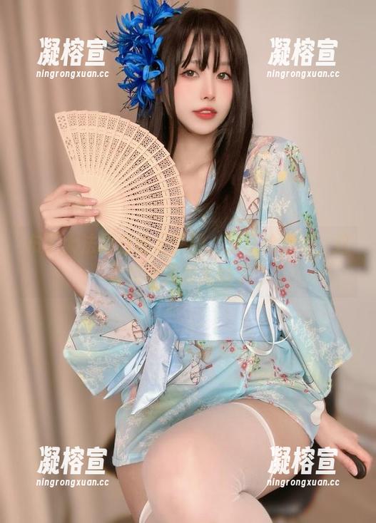 布丁大法的白丝足原图，分享给你们，这姿势设置得太妙了！