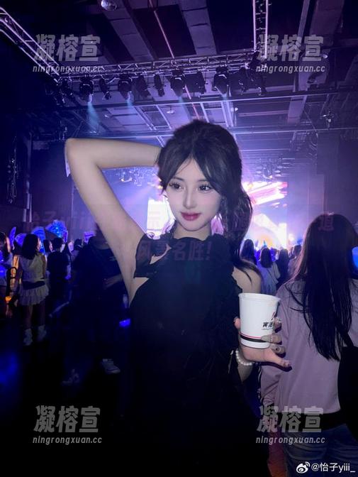 怡子yiii在线展示，她的长腿也算是一道风景名胜！