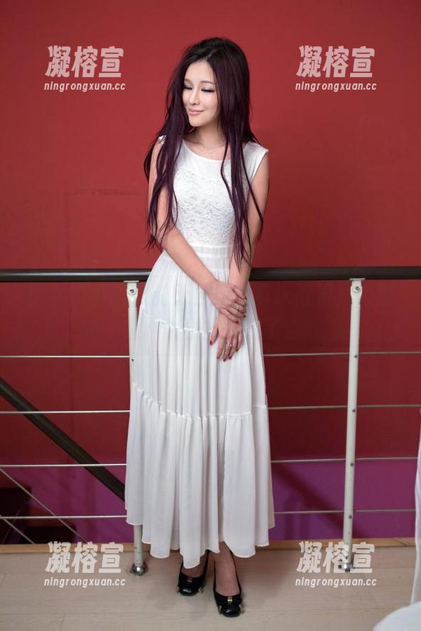 推女郎-连欣 推女郎 - 连欣的天台原图真玩得很,大概是她太会找角度了。