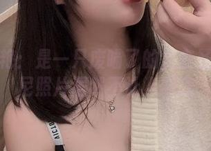 意外惊艳：是一只废喵了的全套圣诞比基尼照片居然不让人眼瞎
