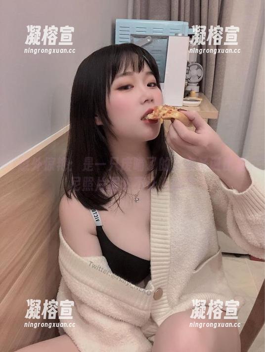 意外惊艳：是一只废喵了的全套圣诞比基尼照片居然不让人眼瞎