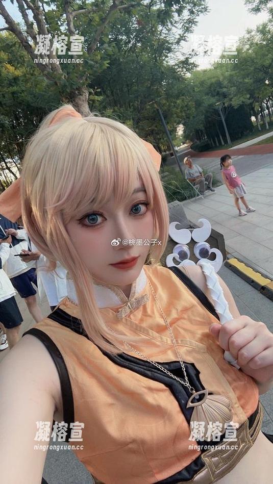 桃墨公子放出的原图，本该是小铃铛的写真，突然让我猜测这究竟是在哪儿拍的呢？