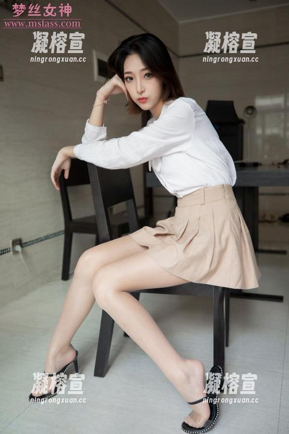 梦丝女神 - 看晓晓和她的蕾丝女仆写真，图包里藏着的不止是衣服哦～