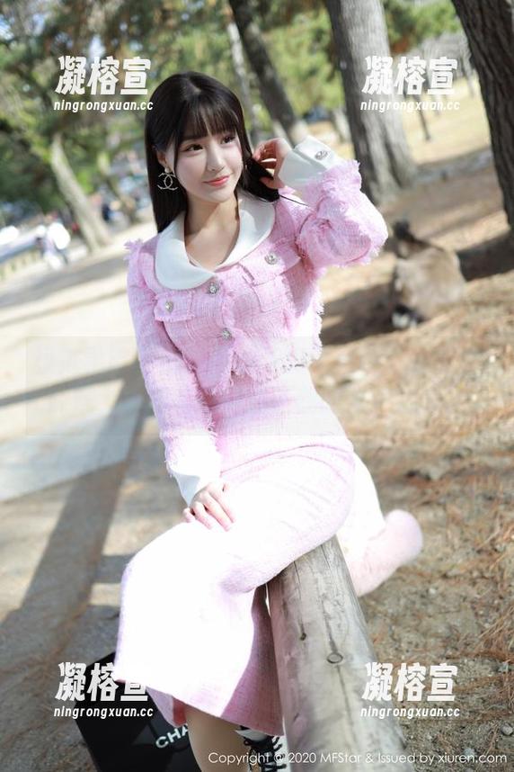 模范学院 - 图中有汐汐爱吃草莓、还有个妹妹，私拍美图组成了我的欢乐时光。