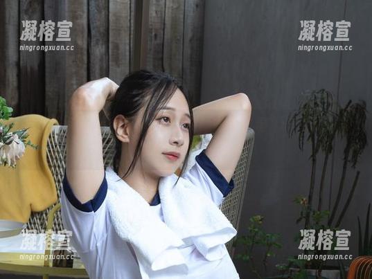 最新泳装美图，浅安安要不要晒得再“湿”一点？我说的是光线哦。