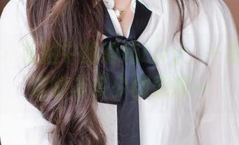 爱蜜社 - 私拍中的莉莉Lily:一堆丝袜,这能有多少创意啊…