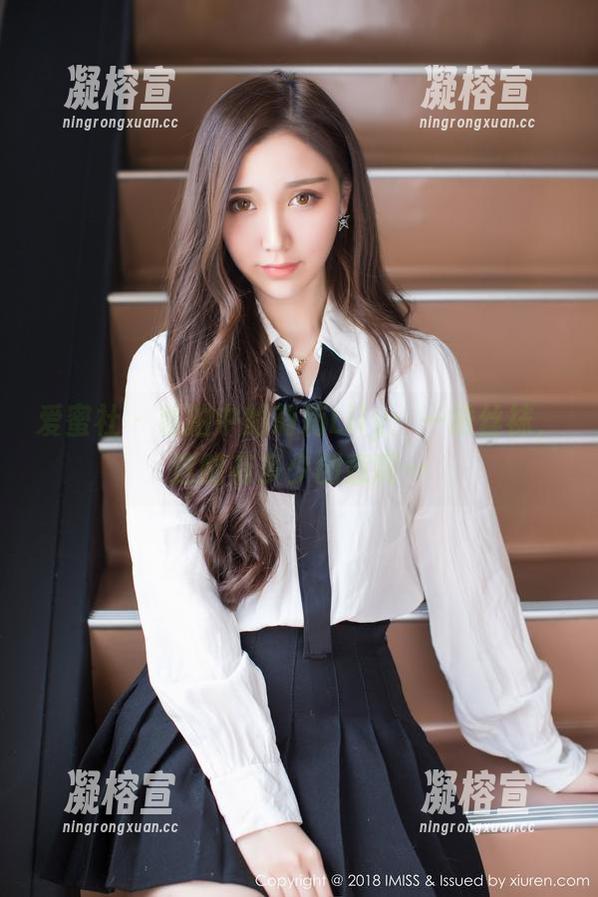 爱蜜社 - 私拍中的莉莉Lily：一堆丝袜，这能有多少创意啊…