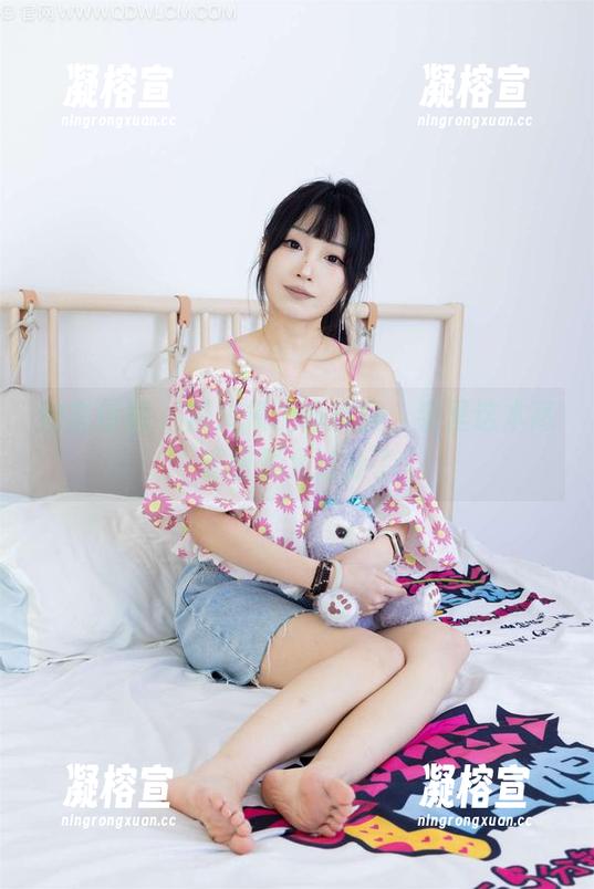 物恋传媒 - 岚岚换上体操服，手里这本高清图集太过分了