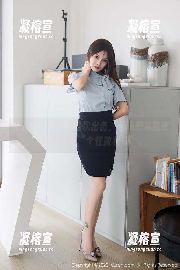 秀人网-sibyl是女巫 秀人网 - Sibyl再次出击,干脆把私拍皮衣合集叫做“个性教科书”。