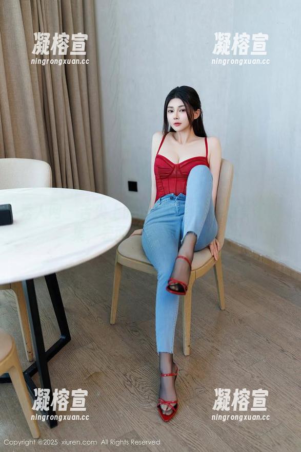 秀人网 - 舌尖上的菊花ace的校服美图图集，表面清纯内心波涛…