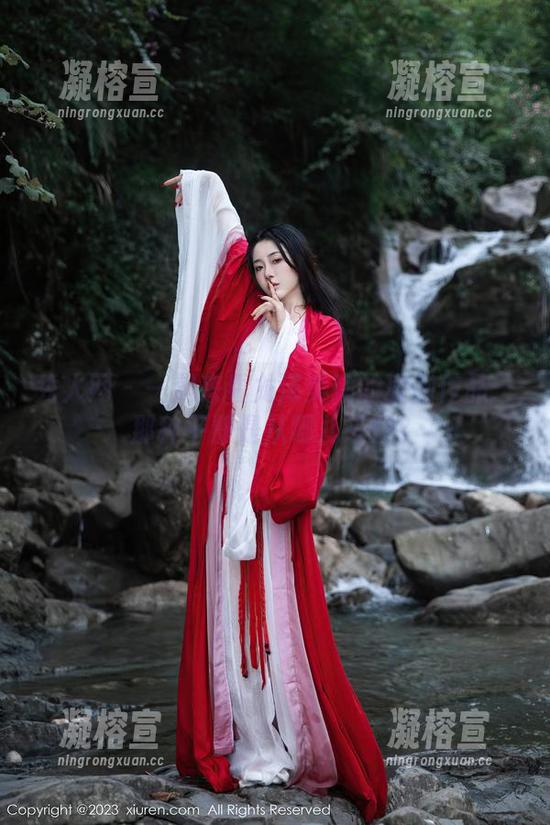 秀人网-龙泽美曦 秀人网 - 一起来看龙泽美曦的瑜伽作品:那种平静是从哪儿来的?
