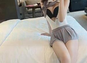 微密圈 - 他那蝙蝠皮服下的葛征,照片里好似在讲述一段诡异的都市传说。