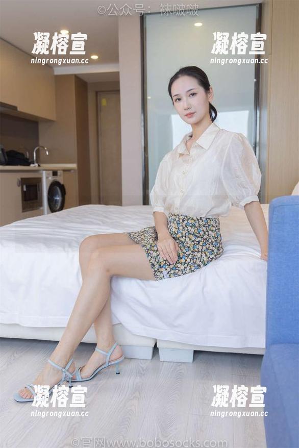 袜啵啵-甜甜圈 袜啵啵 - 粉色写真,甜甜圈灵动小脚丫,原图里藏着小调皮!