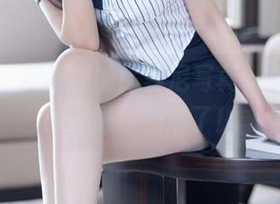 语画界 - 程程程的比基尼写真,是时候把沙滩搬到城里了!