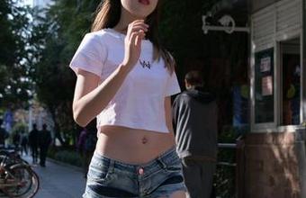 魔镜街拍 - 婷婷带你领略职场新风尚：销售主管粉裙原图写真，必须非要看！