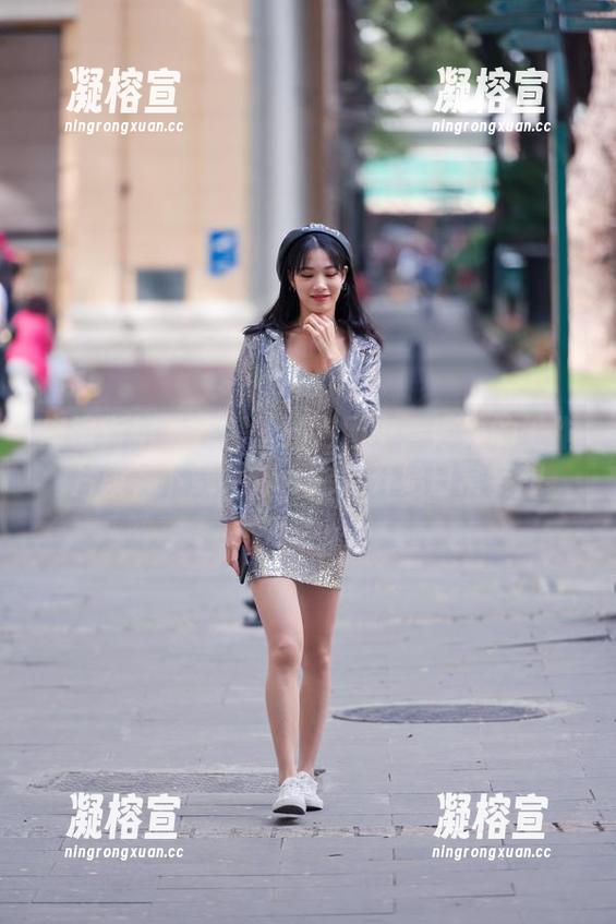 魔镜街拍-婷婷 魔镜街拍 - 在黑丝的包围中:婷婷的工作片段,下载后你可能会开始日常妄想